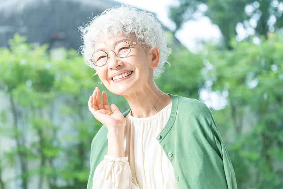 入れ歯で喜んでいる女性.jpg