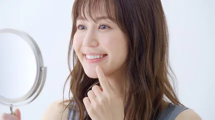 歯をチェックする女性.jpg